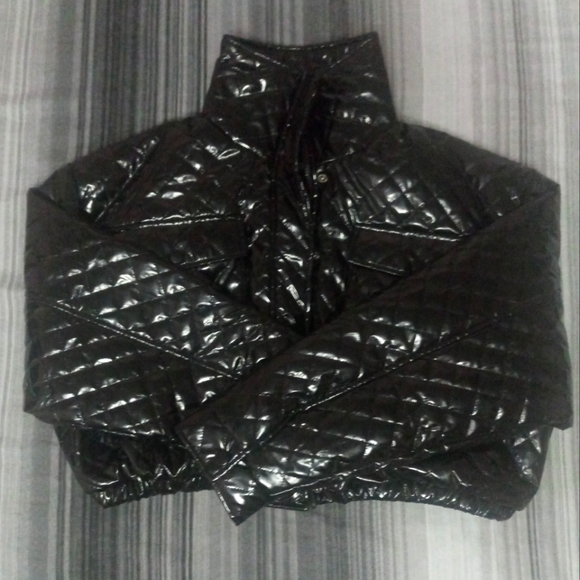 Black shine quilt print crop jacket fashion Nova - Picture 2 of 3